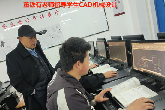 董鐵有老師指導學生CAD機械設計.jpg