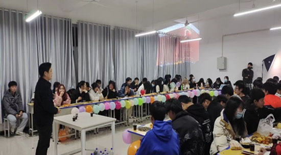 2022年影視后期專業(yè)組織學(xué)生歡度元旦22-01-02-1.jpg
