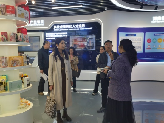 參觀漯河市公共研發(fā)平臺(tái)_副本.jpg