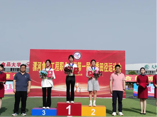 運動會3-秦克熒女子800第一名.png