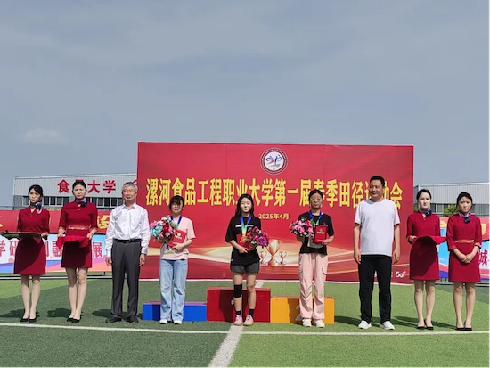 運動會9-李妍妍女子200米第一名.png