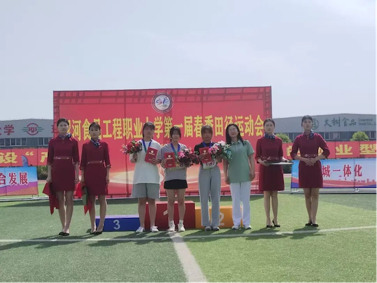 運動會7-邵婧雯女子400米第三名.png